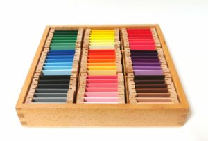 【詳しく解説】色板の遊び方!モンテッソーリの視覚教具 | モンテッソーリの小部屋