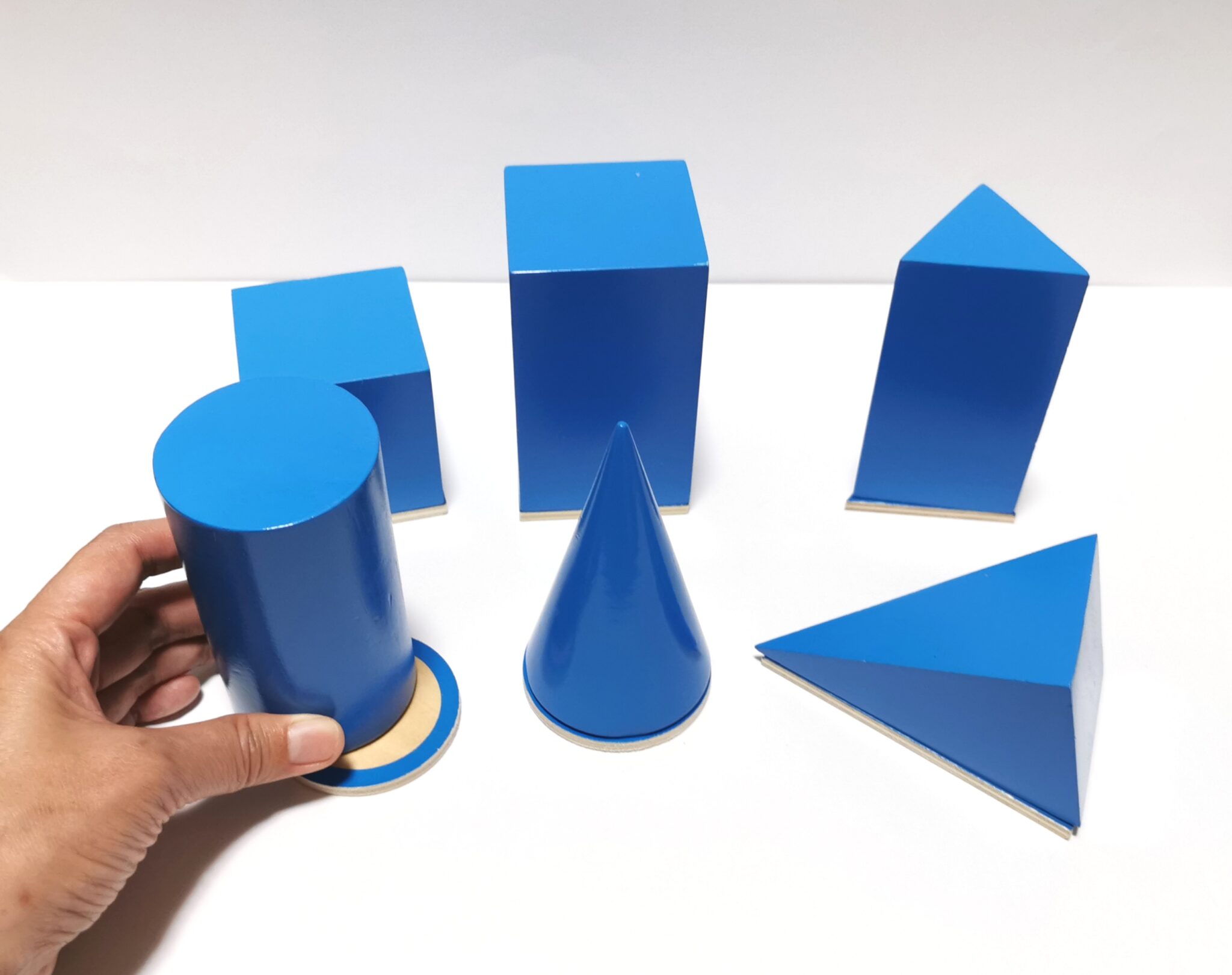 立体感覚を鍛える!モンテッソーリ教具「幾何学立体」をご紹介 | モンテッソーリの小部屋